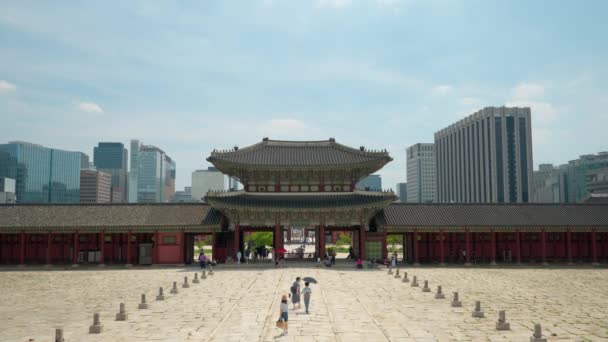 Geunjeongmun Poort Van Gyeongbokgung Paleis Met Toeristen Het Invoeren Van — Stockvideo