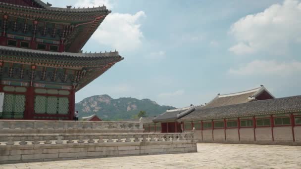 Κοντινό Πλάνο Του Παραδοσιακού Κτιρίου Geunjeongjeon Καλοκαίρι Ηλιόλουστη Μέρα Ορεινό — Αρχείο Βίντεο