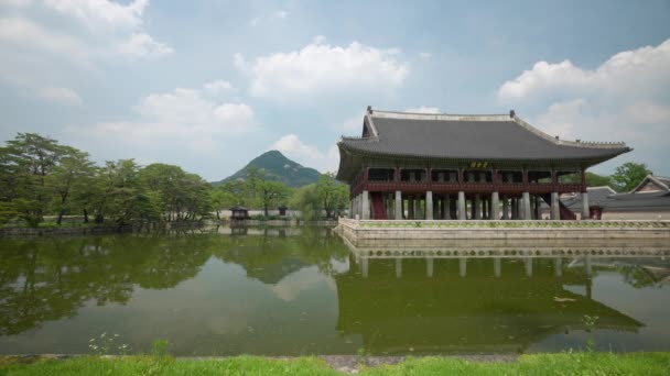 Gyeonghoeru Paviljong Vid Gyeongbokgung Slott Brett Landskap Med Sjö Molnig — Stockvideo