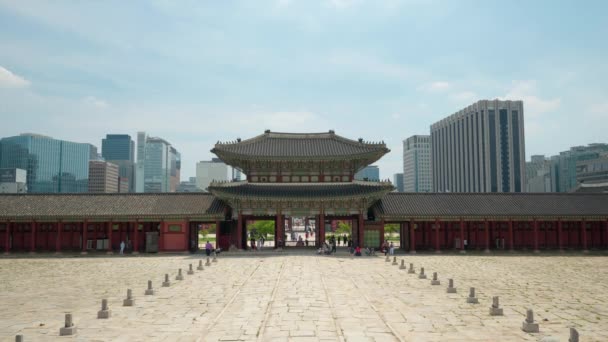 Gerbang Geunjeongmun Istana Gyeongbokgung Dengan Bangunan Menara Modern Seoul Latar — Stok Video