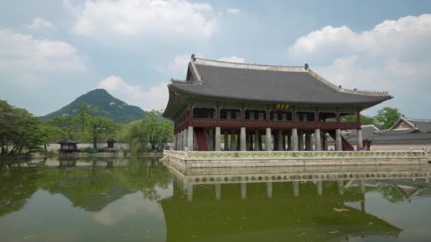 Montanha Inwangsan Pavilhão Gyeonghoeru Palácio Gyeongbokgung Contra Nuvens Brancas Espaço — Vídeo de Stock