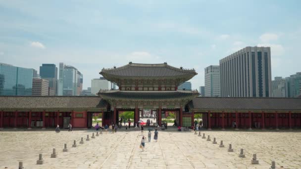 Touristen Betreten Die Geunjeongjeon Halle Beim Gang Durch Das Geunjeongmun — Stockvideo