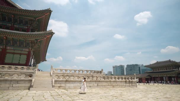 Gyeongbokgung Palace Korejský Pár Sobě Tradiční Hanbok Royal Kostýmy Cestování — Stock video