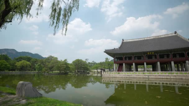 Pavilhão Gyeonghoeru Contra Céu Nublado Montanha Inwangsan Palácio Gyeongbokgung Durante — Vídeo de Stock