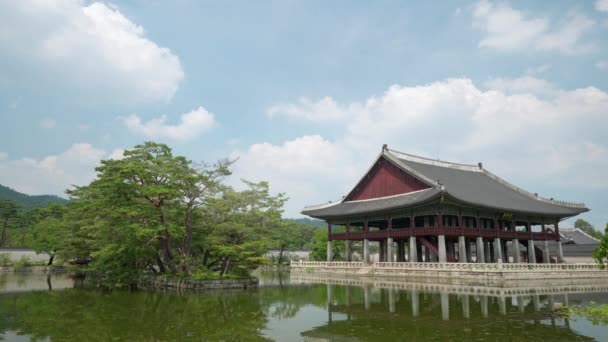 Gyeonghoeru Pavilon Korejské Architektury Přijata Létě Proti Bílé Nadýchané Mraky — Stock video