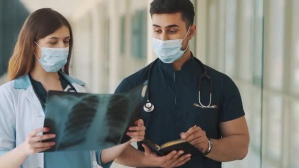 Médico Una Enfermera Están Revisando Una Radiografía Los Pulmones — Vídeo de stock