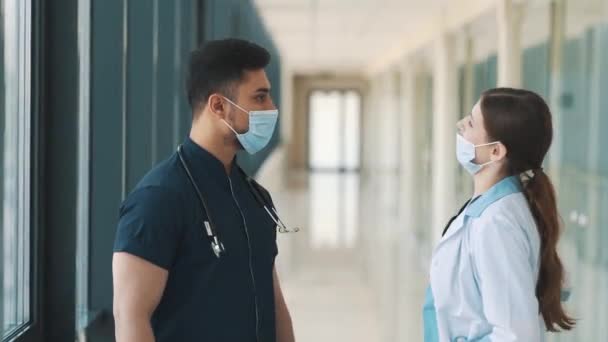 Seorang Dokter Dan Perawat Berbicara Koridor Rumah Sakit — Stok Video