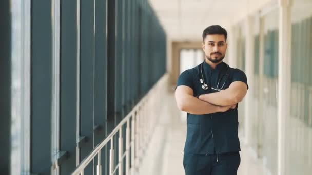 Médico Masculino Apariencia Árabe Mira Cámara Sonríe — Vídeo de stock