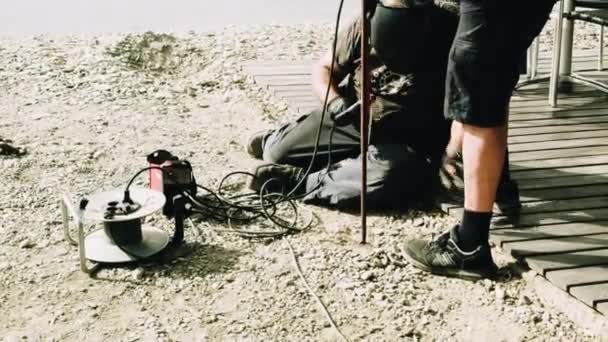 Deux Hommes Soudant Poteau Sur Plage — Video