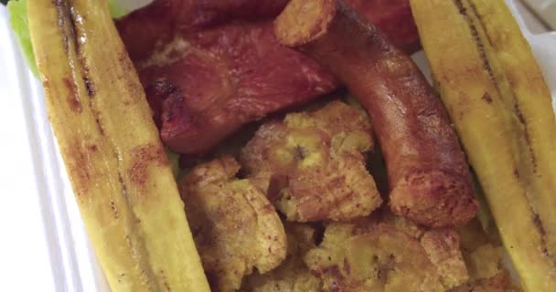 Nahaufnahme Eines Peruanischen Tellers Mit Patacones Gebratenem Reifem Wegerich Cecina — Stockvideo