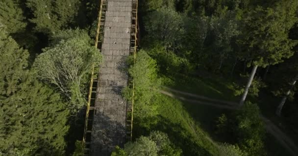 佐治亚州巴库里亚尼一座俯瞰茂密森林的山上的老滑雪跳跃设施 空中无人驾驶飞机 — 图库视频影像