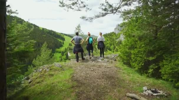 Turisté Vyhlídce Horách Těší Krásné Scenérie Přiblížení — Stock video