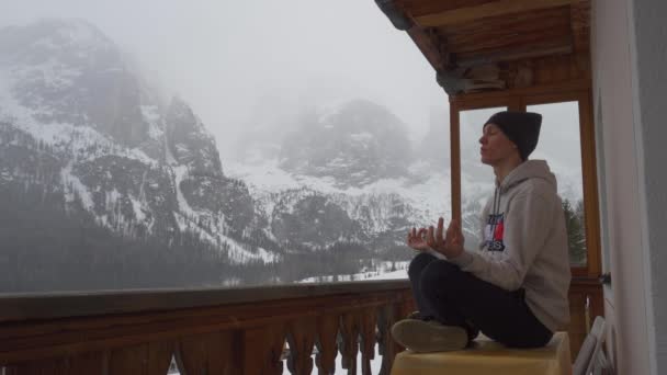 Genç Adam Kışın Arka Planda Karlı Dağlarla Aynı Masada Otururken — Stok video