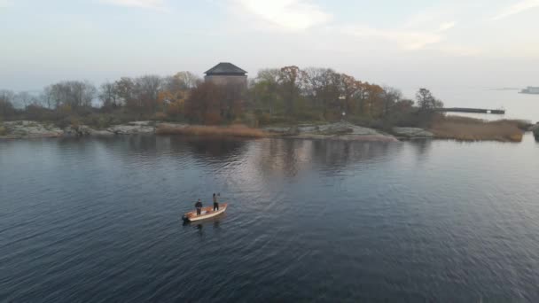 Två Fiskare Står Sin Båt Och Försöker Fånga Fisk Den — Stockvideo