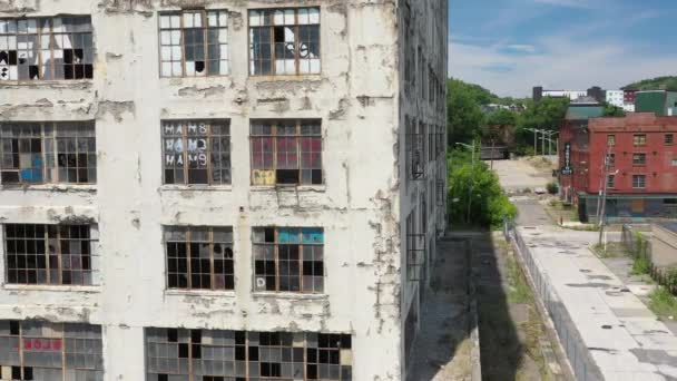 ニューヨーク州オールバニの放棄された建物でドローンビデオが横に移動 — ストック動画