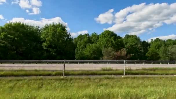 Zijaanzicht Van Snelweg Met Mooie Blauwe Lucht Beweging Side Tracking — Stockvideo