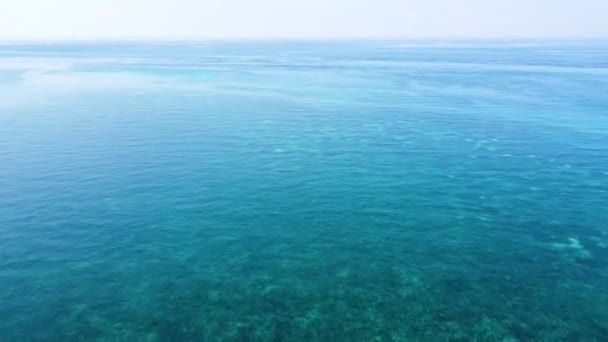 Voo Drones Aéreos Através Recifes Coral Oceano Azul Deslumbrante Com — Vídeo de Stock