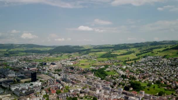 スイスのツークの首都上空を飛行 — ストック動画