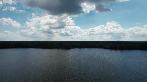 阳光明媚的大湖面的前缘跟踪与轮廓中的天际与绿叶 — 图库视频影像