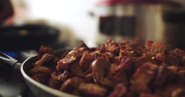 Close Uma Frigideira Com Porco Cozido Pedaços Dando Fumo — Vídeo de Stock