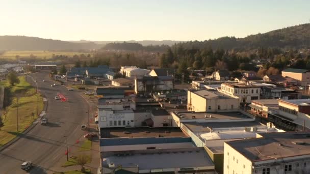 Coquille Şehri Güney Oregon Otoyol Kasabadan Geçiyor Hava Görünümü — Stok video