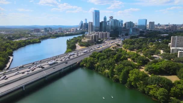 Drone Voando Para Longe Tráfego Hora Ponta Austin Texas Fluxo — Vídeo de Stock