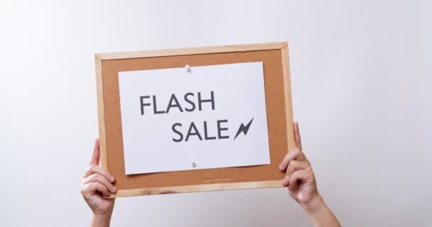 Woman Hand Shows Paper Board Word Flash Sale White Studio — Wideo stockowe