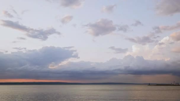 Timelapse Magnifique Coucher Soleil Avec Nuages Mouvants Sur Grand Lac — Video