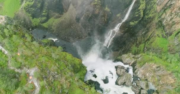 Let Nad Dramatickým Vringsfossenovým Vodopádem Řítícím Úzkým Kaňonem Dron — Stock video