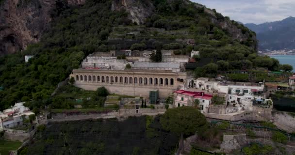 Vista Aérea Del Belvedere Cimitero Monumentale Acantilado Amalfi Italia — Vídeos de Stock