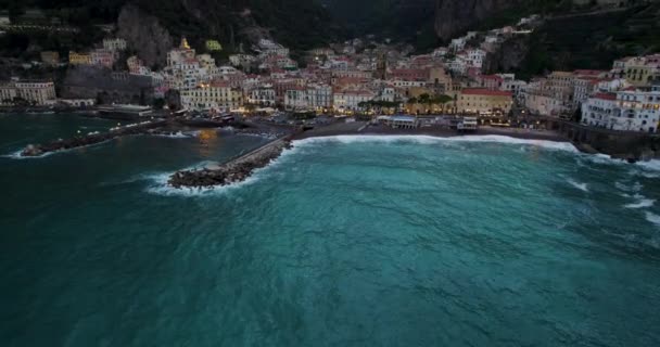 アマルフィ海岸 ビーチ そしてイタリアのサレルノの海から夜の町 空中進入 — ストック動画