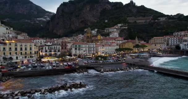 Hullámok Zuhannak Amalfi Város Partjainál Komune Éjjel Olaszországban — Stock videók