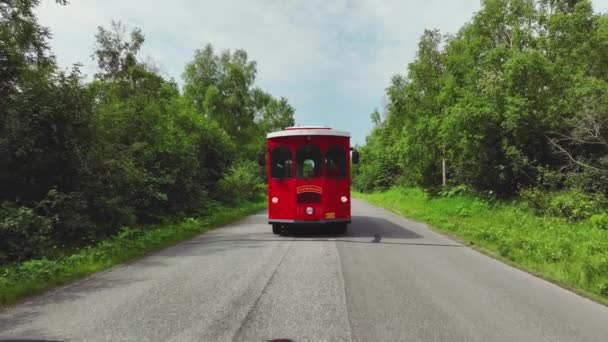 Widok Przodu Czerwonego Wózka Bus Touring Malowniczy Krajobraz Anchorage Alasce — Wideo stockowe