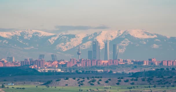 Μαδρίτη Ορίζοντα Και Χιονισμένο Βουνό Sierra Guadarrama Στο Παρασκήνιο Ένα — Αρχείο Βίντεο