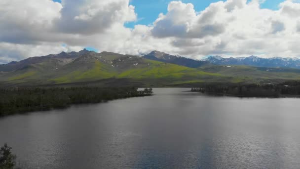 晴れた夏の日にアラスカ州ヒーリー近くのオットー湖周辺の山々の4Kドローンビデオ — ストック動画