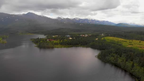 晴れた夏の日にアラスカ州ヒーリー近くのオットー湖周辺の山々の4Kドローンビデオ — ストック動画