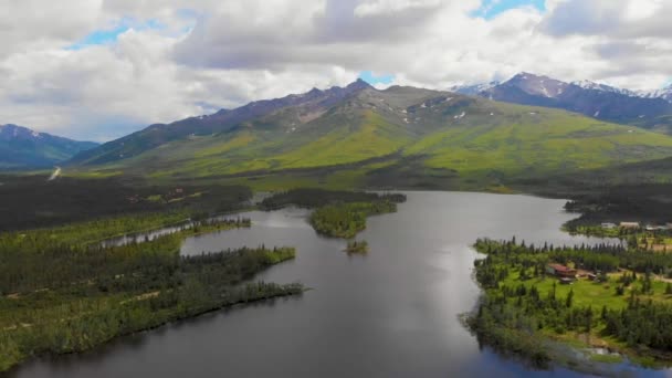 美国阿拉斯加州德纳利国家公园附近的山地峰和花岗岩溪的4K Drone视频 — 图库视频影像