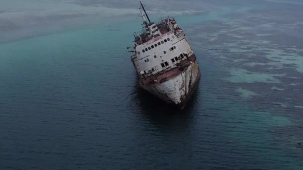 Förlisningskoncept Flygning Mot Strandade Fartyg Avslöjar Horisonten — Stockvideo