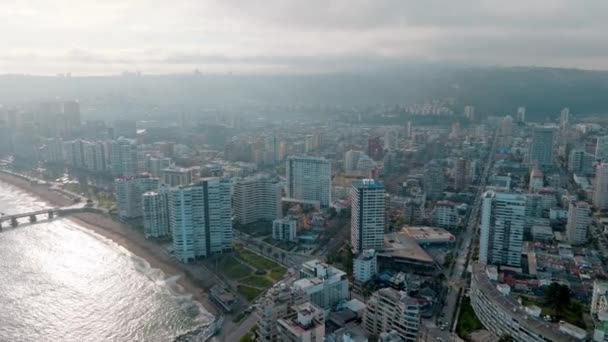 Şili Del Mar Hava Görüntüsü Binalar Acapulco Plajlarıyla Bulutlu Bir — Stok video
