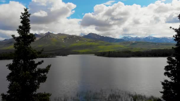 晴れた夏の日にアラスカ州ヒーリー近くのオットー湖周辺の山々の4Kドローンビデオ — ストック動画