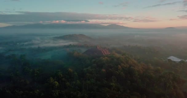上午在印度尼西亚麦哲伦拍摄的太阳升起期间著名的Borobudur轮胎的轨道无人驾驶飞机照片 — 图库视频影像