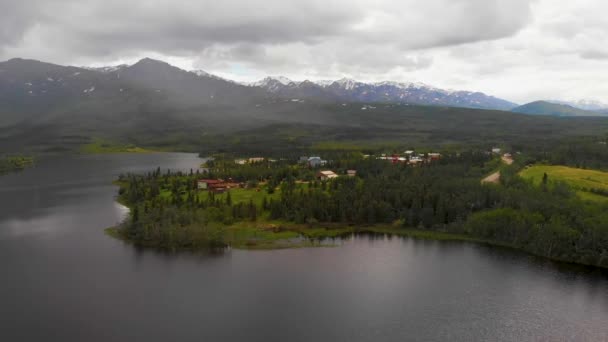 晴れた夏の日にアラスカ州ヒーリー近くのオットー湖周辺の山々の4Kドローンビデオ — ストック動画