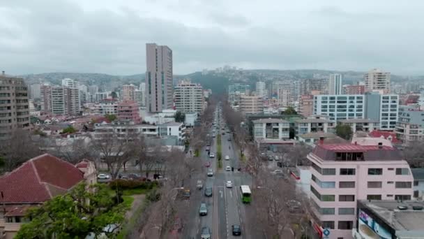 Aereo Drone Colpo Avanti Viale Libertad Con Flusso Veicoli Edifici — Video Stock