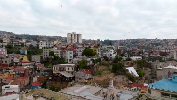 Órbita Aérea Gaviotas Volando Sobre Sendero Yugoslavo Alegre Hill Colorido — Vídeo de stock