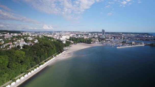 Aerial Backwards View Seaside Boulevard Gdynia Polen Beautiful Sea Front — Stockvideo