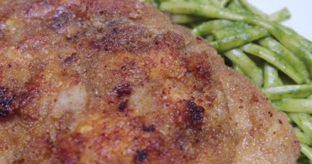 Σούπερ Κοντινό Πλάνο Του Τηγανισμένου Ψωμιού Κοτόπουλο Πράσινο Σπαγγέτι — Αρχείο Βίντεο