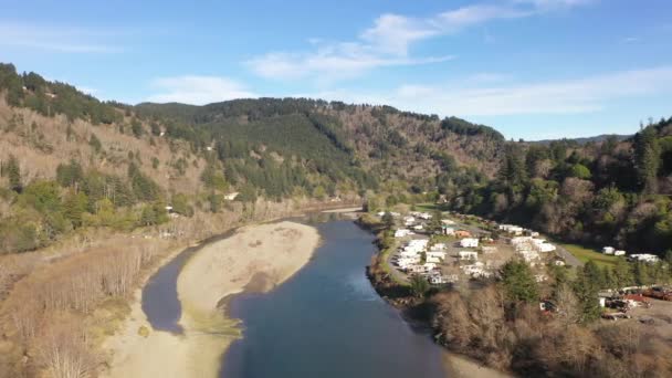 ブルッキングス オレゴン州南部 チェコ川を渡る美しいドローン飛行 RvリゾートBy Water — ストック動画