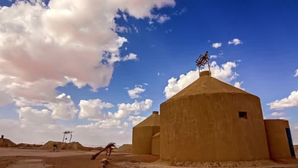 Låg Vinkel Skott Cylindriska Strukturer Jord Längs Landsbygden Morocco Med — Stockvideo