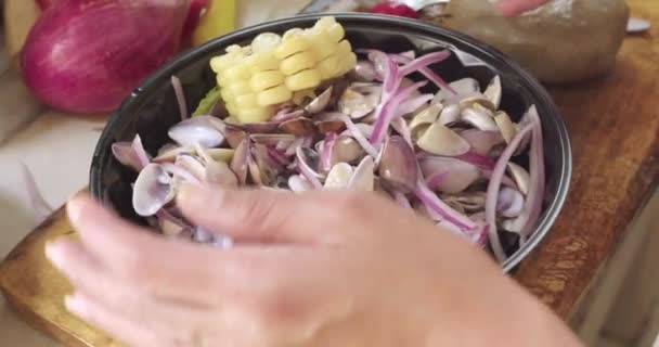 Köstliches Peruanisches Ceviche Gericht Aus Schalen Oder Palabritas Zwiebeln Und — Stockvideo