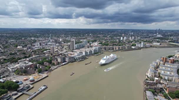 Cruiseschip Afgemeerd Greenwich Aan Rivier Theems Drone Vanuit Lucht — Stockvideo